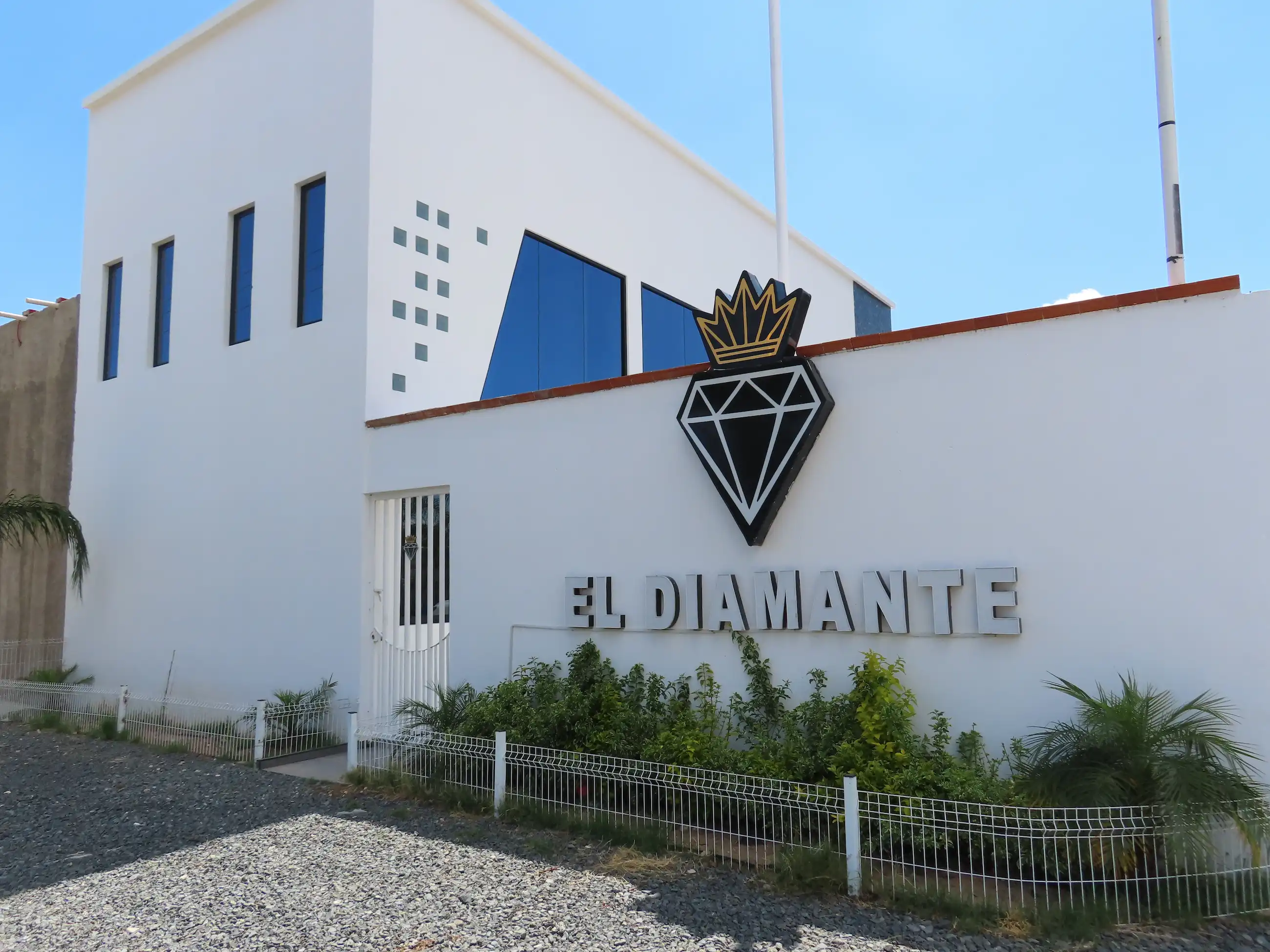 Transportes El Diamante hoy — flota moderna de personal y carga